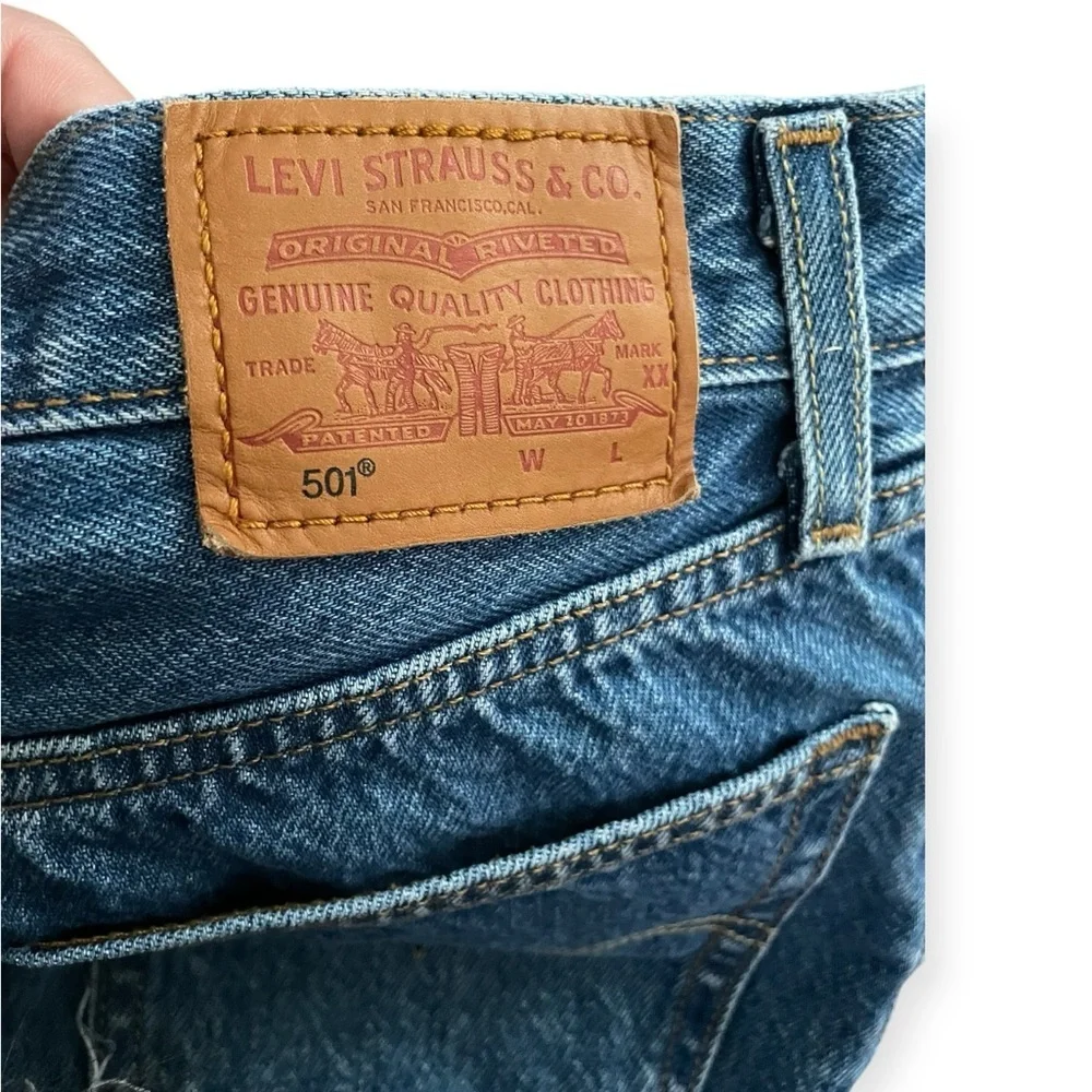 Levi’s 501 button fly distressed raw hem denim jean shorts medium wash size 25